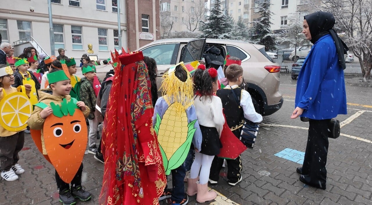 YERLİ MALI HAFTASI ETKİNLİKLERİ KAPSAMINDA ÖĞRENCİLER, BAŞKAN DR. MEMDUH BÜYÜKKILIÇ'IN MAKAM ARACI...