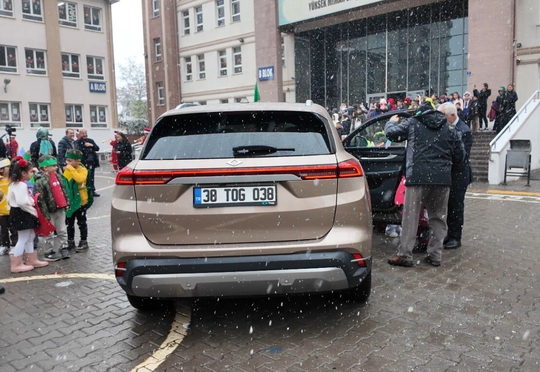 YERLİ MALI HAFTASI ETKİNLİKLERİ KAPSAMINDA ÖĞRENCİLER, BAŞKAN DR. MEMDUH BÜYÜKKILIÇ'IN MAKAM ARACI...