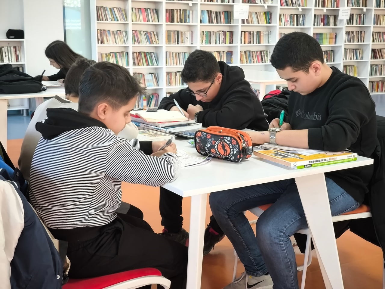 YEŞİLYURT BELEDİYESİ ÇİLESİZ KÜTÜPHANESİ GENÇLERİN BULUŞMA NOKTASI OLDU