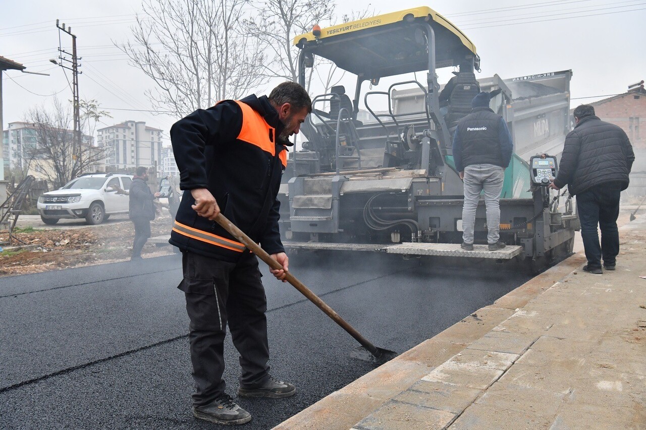 YEŞİLYURT BELEDİYESİ FEN İŞLERİ MÜDÜRLÜĞÜ EKİPLERİ, İLÇENİN NÜFUS YOĞUNLUĞU VE TİCARİ...