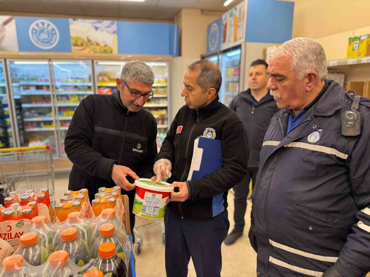 YEŞİLYURT BELEDİYESİ ZABITA MÜDÜRLÜĞÜ EKİPLERİ, YENİ YIL ÖNCESİNDE VATANDAŞLARIN SAĞLIKLI VE...