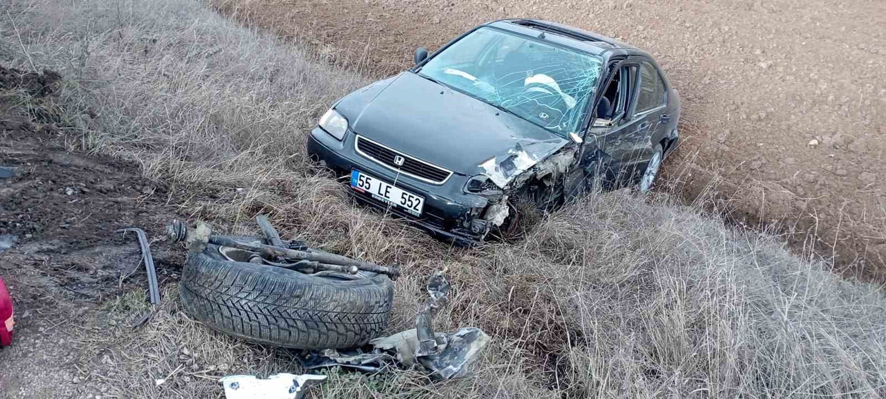 YEŞİLYURT İLÇESİNDE İKİ OTOMOBİLİN KAFA KAFAYA ÇARPIŞTIĞI KAZADA 3 KİŞİ YARALANDI