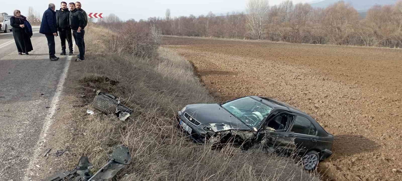 YEŞİLYURT İLÇESİNDE İKİ OTOMOBİLİN KAFA KAFAYA ÇARPIŞTIĞI KAZADA 3 KİŞİ YARALANDI