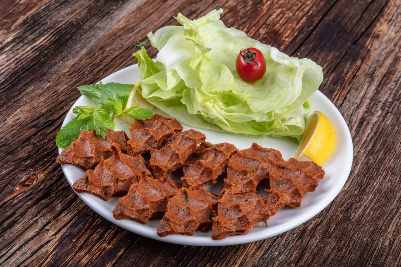 YILBAŞI İÇİN HAZIRLANAN ÖZEL LEZZETLERLE ÖZHAN MARKET, BURSALILARIN SOFRALARINA ZENGİN BİR SEÇENEK...