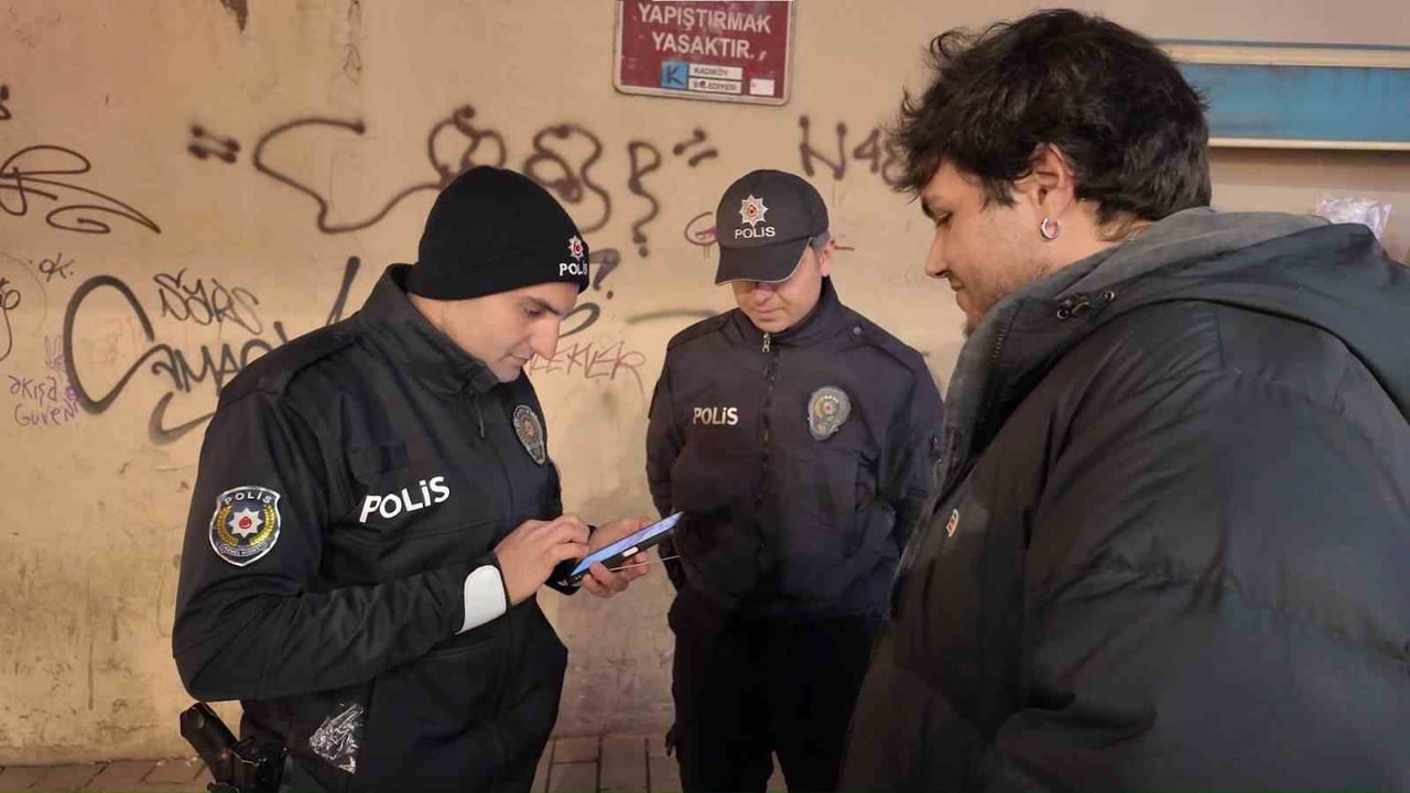 YILBAŞINA SAATLER KALA İSTANBUL’UN KADIKÖY İLÇESİNDE GÜVENLİK ÖNLEMLERİ ÜST SEVİYEYE ÇIKARILDI....