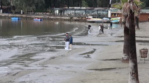Yılın en kısa gününde deniz suyu çekildi, sağanak yağmur sahili tahrip eti