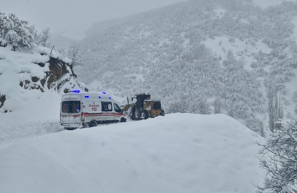 YOĞUN KAR YAĞIŞININ ETKİLİ OLDUĞU BİTLİS’TE KARLA MÜCADELE EKİPLERİ, SADECE KAPANAN YOLLARI...