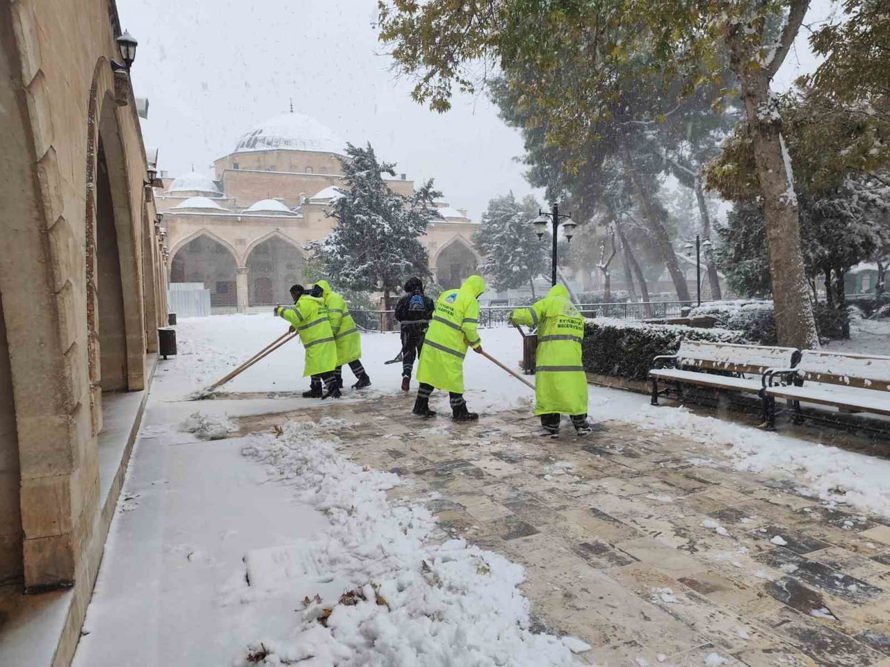 YOĞUN KAR YAĞIŞININ ETKİLİ OLDUĞU ŞANLIURFA’DA EYYÜBİYE BELEDİYESİ EKİPLERİ, TUZLAMA VE KAR KÜREME...