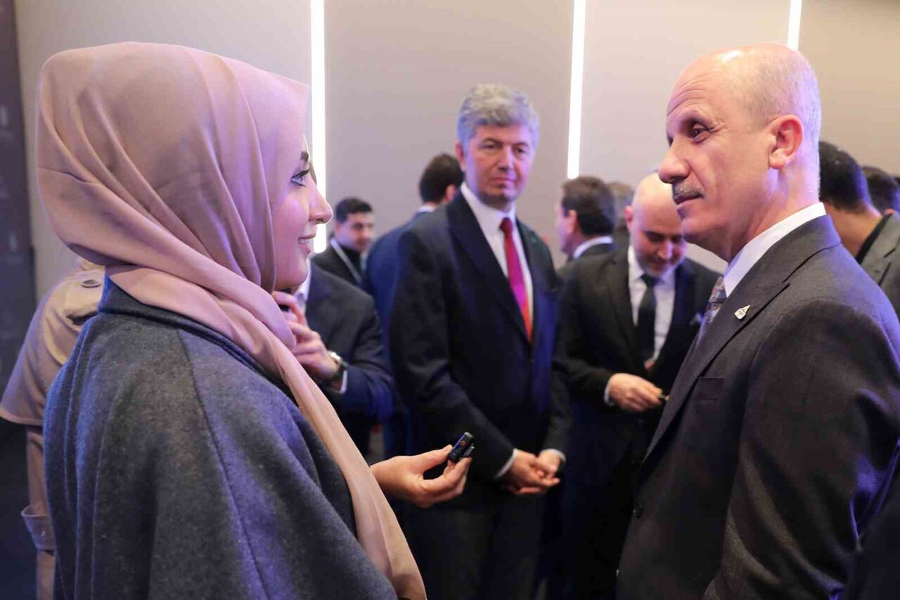 YÖK BAŞKANI EROL ÖZVA, ÖĞRENCİLERLE