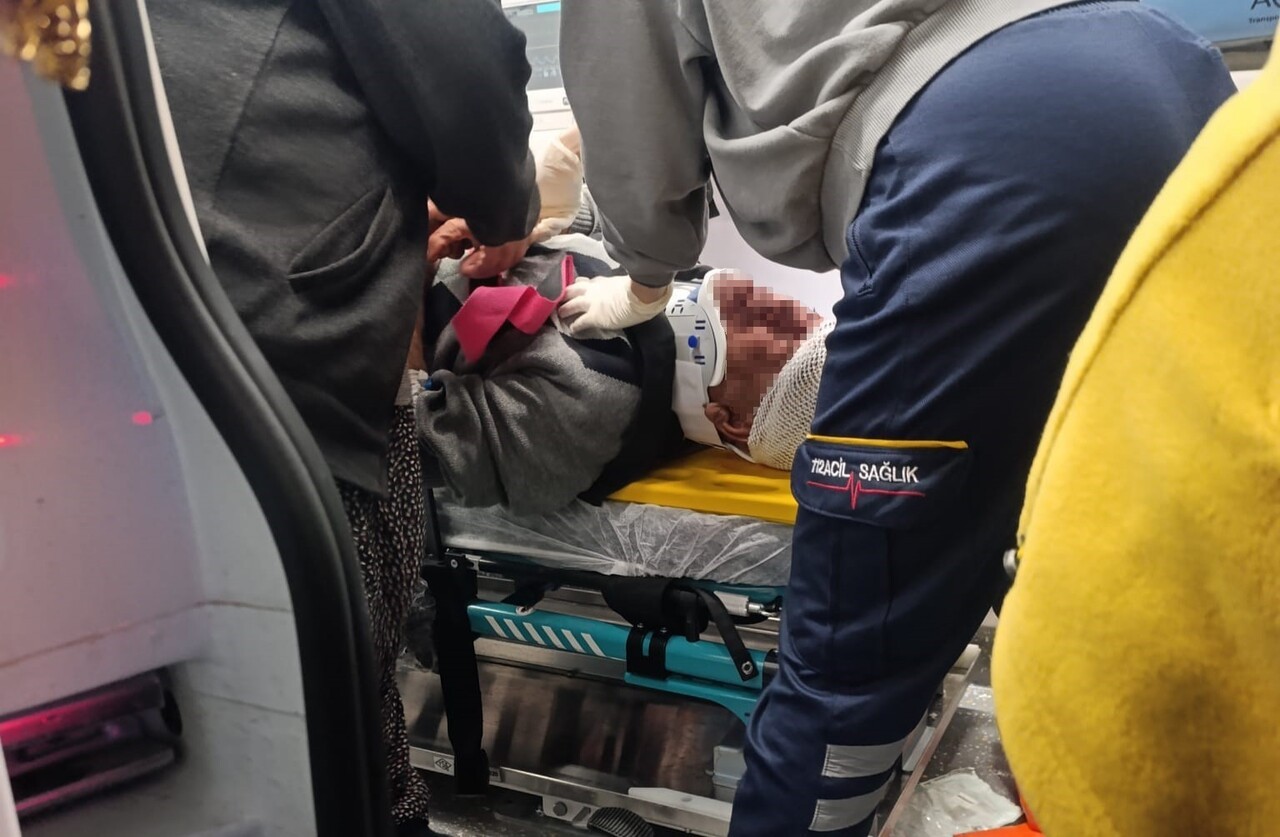 YOLUN KARŞISINA GEÇMEK İSTERKEN OTOMOBİL ÇARPTI: 1 YARALI