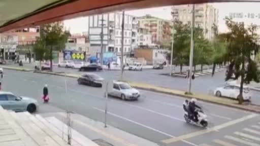 Yolun karşısına geçmeye çalışan kadına böyle motosiklet çarptı: 2 yaralı