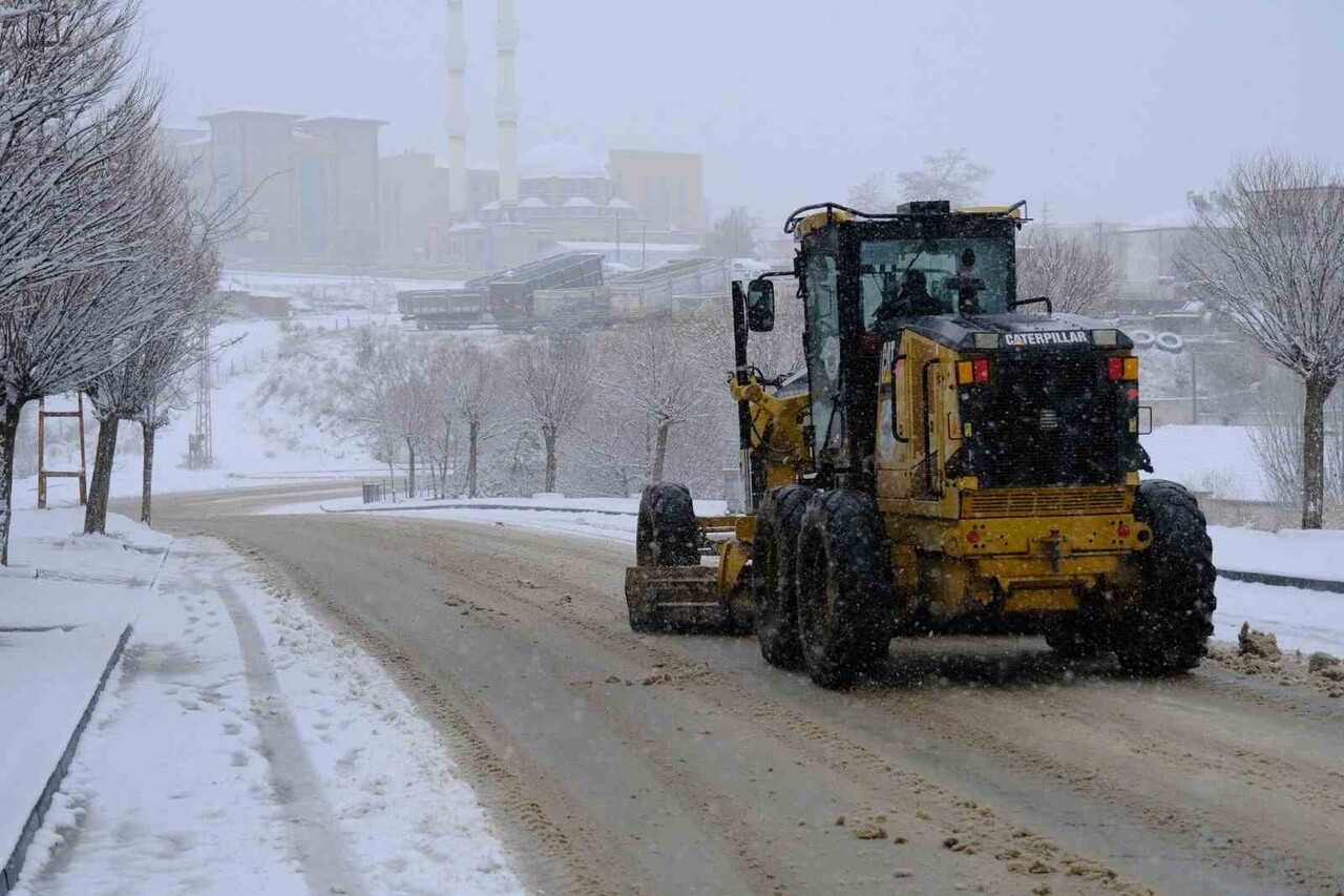 YOZGAT'IN AKDAĞMADENİ İLÇESİ, ETKİLİ OLAN KAR YAĞIŞININ ARDINDAN BEYAZA BÜRÜNDÜ.-