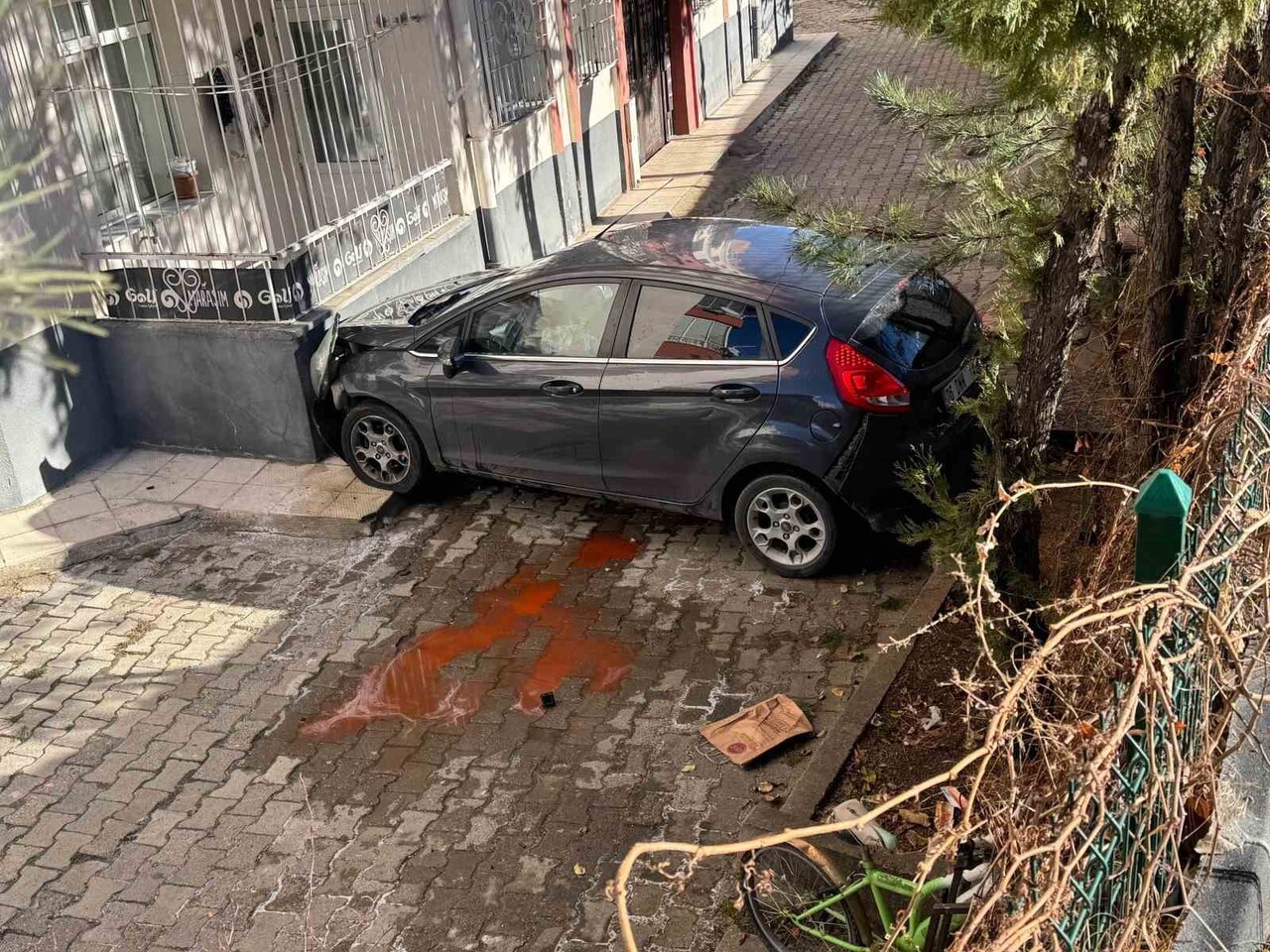 YOZGAT'TA KONTROLDEN ÇIKAN OTOMOBİL, YAKLAŞIK 2 METRE YÜKSEKLİKTEN APARTMAN BAHÇESİNE...
