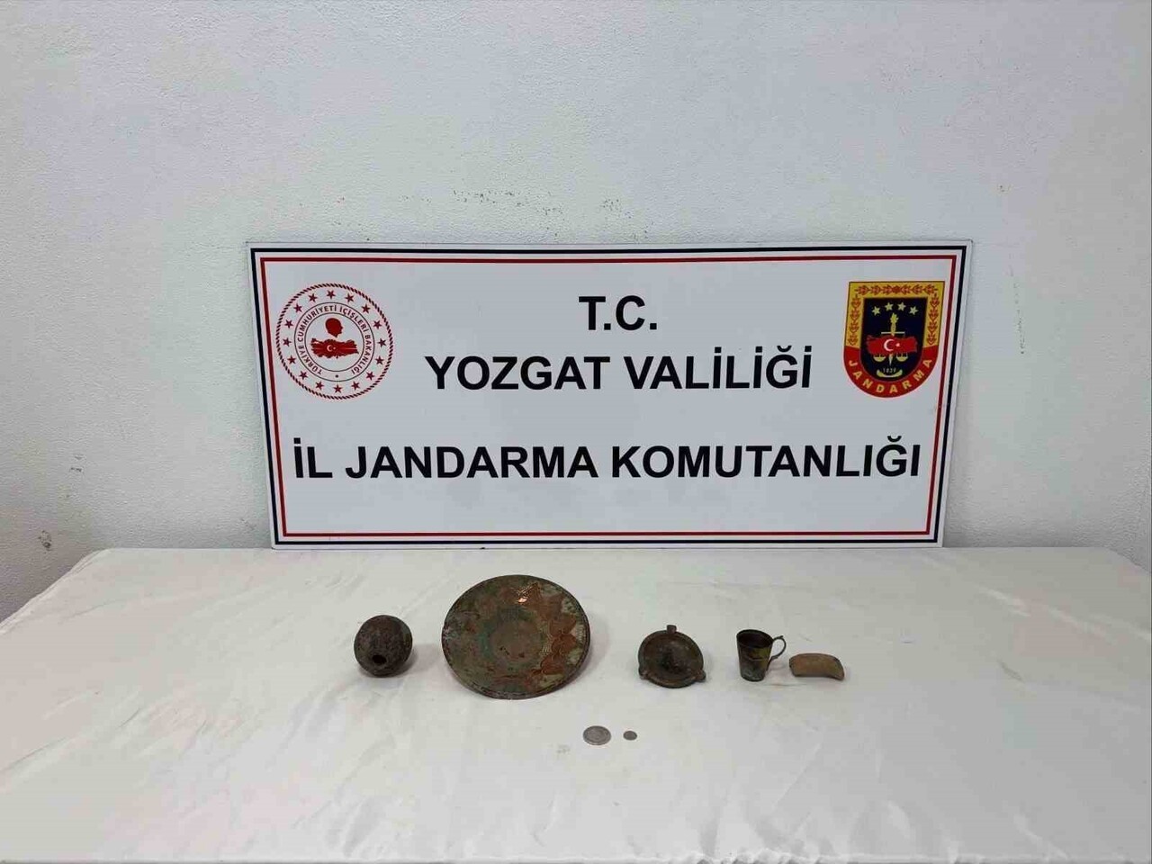 YOZGAT’IN AKDAĞMADENİ İLÇESİNDE BİR ŞAHSIN ARACINDA TARİHİ OBJELER YAKALANDI.-