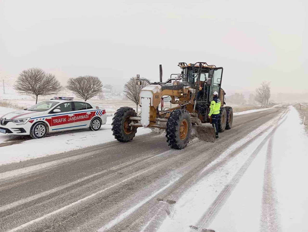 YOZGAT’IN BELLİ KESİMLERİNDE ETKİSİNİ GÖSTEREN KAR YAĞIŞININ ARDINDAN OLUMSUZLUK YAŞANMAMASI İÇİN...