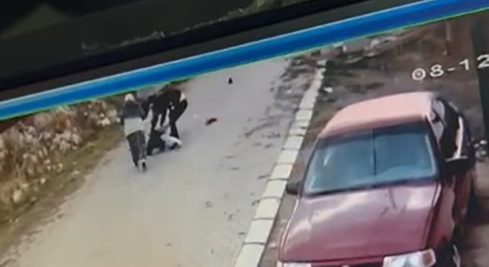 YOZGAT’IN ÇEKEREK İLÇESİNDE BOŞANMA AŞAMASINDAKİ EŞİNİ BIÇAKLAYAN KİŞİ GÜVENLİK KAMERALARINCA...