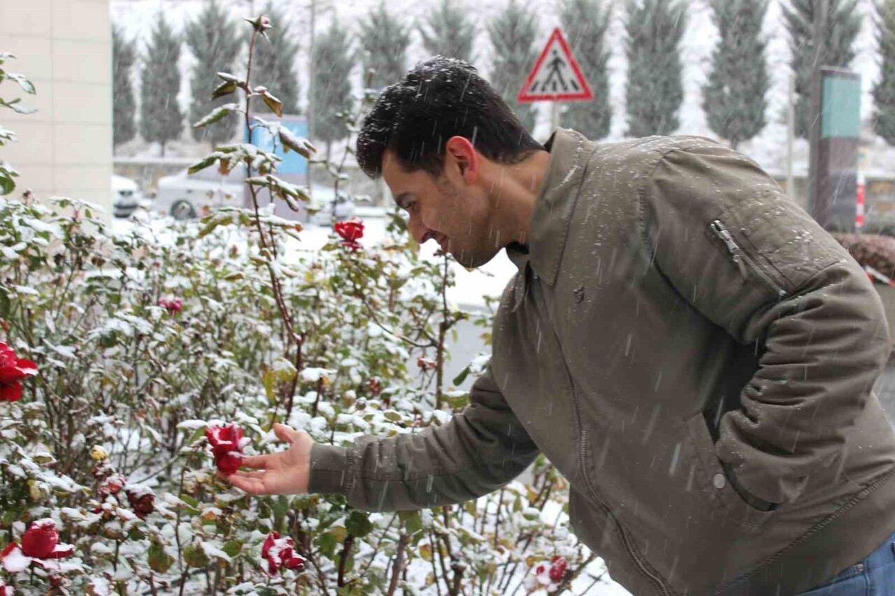 YOZGAT’TA ETKİLİ OLAN KAR YAĞIŞIYLA BİRLİKTE ÇİÇEKLER KAR ALTINDA KALDI.-