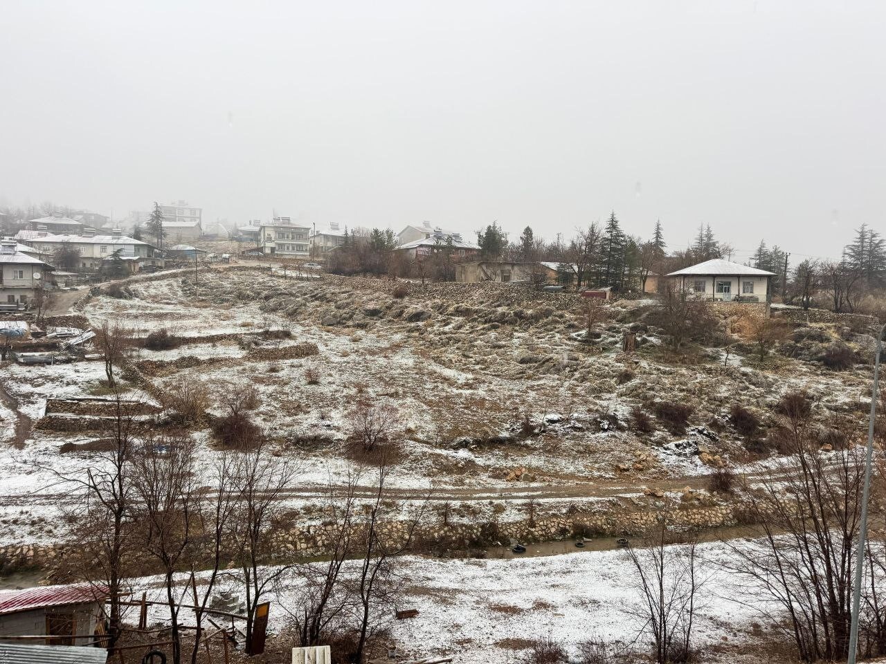 YÜKSEK KESİMLERDE KAR KENDİNİ GÖSTERDİ