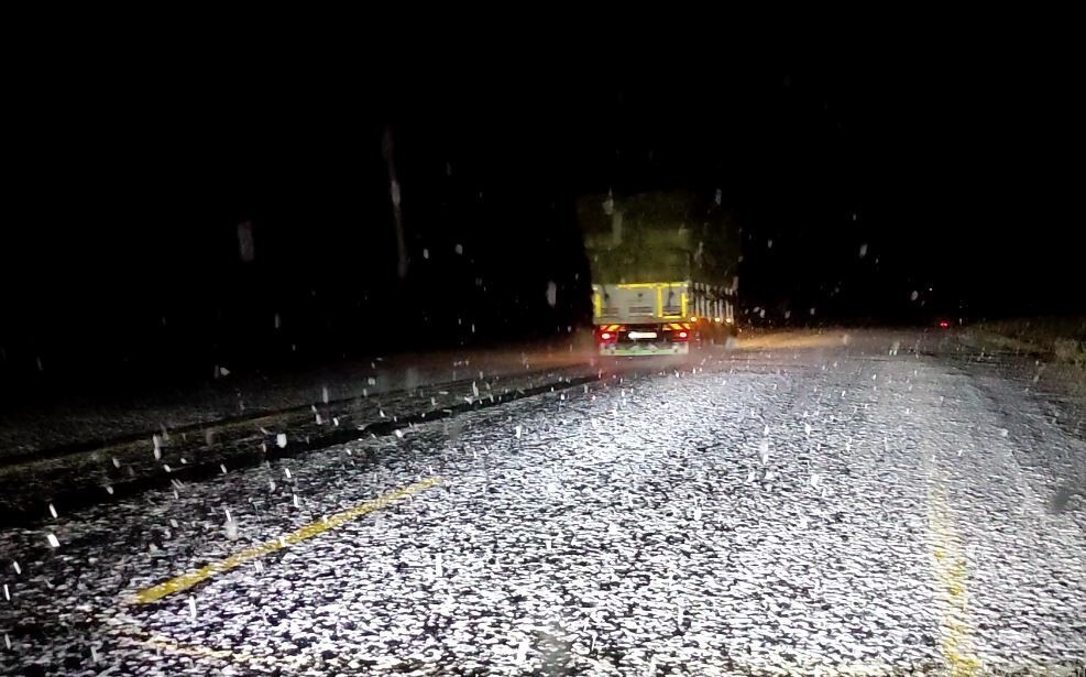 YÜKSEK KESİMLERDE KAR YAĞIŞI ULAŞIMI OLUMSUZ ETKİLİYOR. (OLGUN YILDIZ/ARDAHAN-İHA)