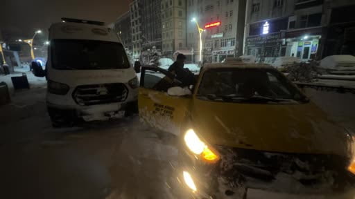 Yüksekova'da ani kalp rahatsızlığı geçiren genç, taksi şoförünün dikkatiyle hastaneye...