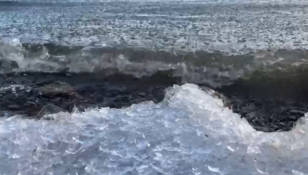 YÜZEYİ KISMEN DONAN ÇILDIR GÖLÜ RÜZGÂRIN ETKİSİYLE ÇÖZÜLÜNCE BUZULLARI ARATMAYAN GÖRÜNTÜLER ORTAYA...