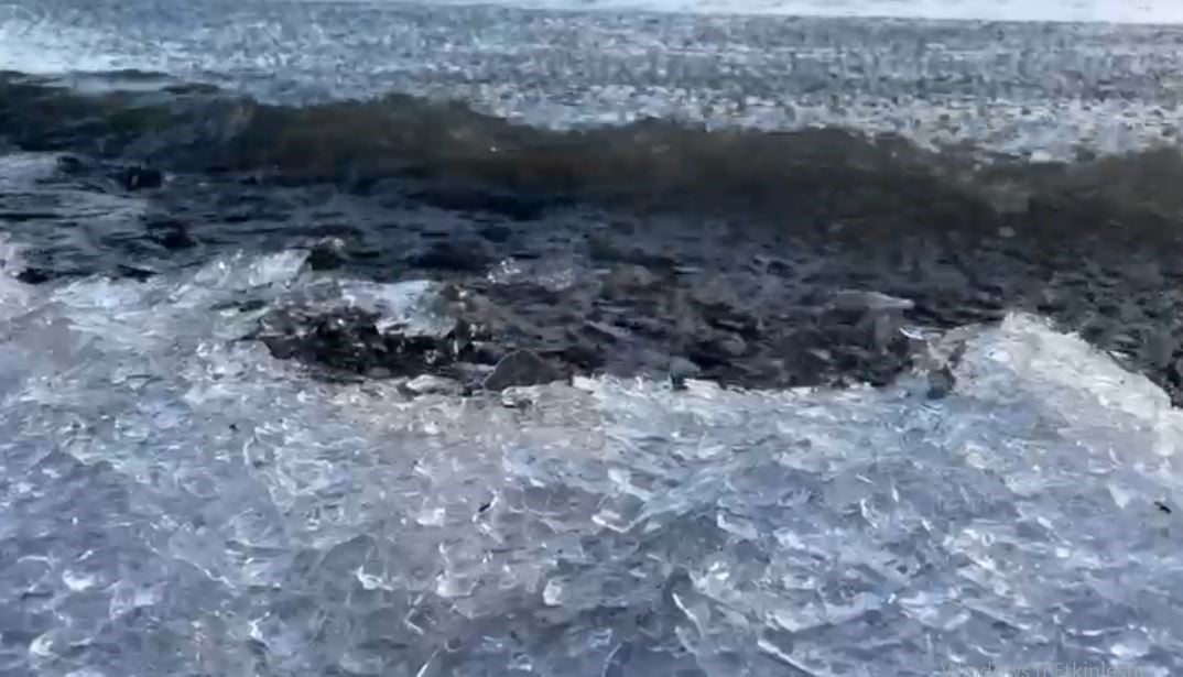 YÜZEYİ KISMEN DONAN ÇILDIR GÖLÜ RÜZGÂRIN ETKİSİYLE ÇÖZÜLÜNCE BUZULLARI ARATMAYAN GÖRÜNTÜLER ORTAYA...