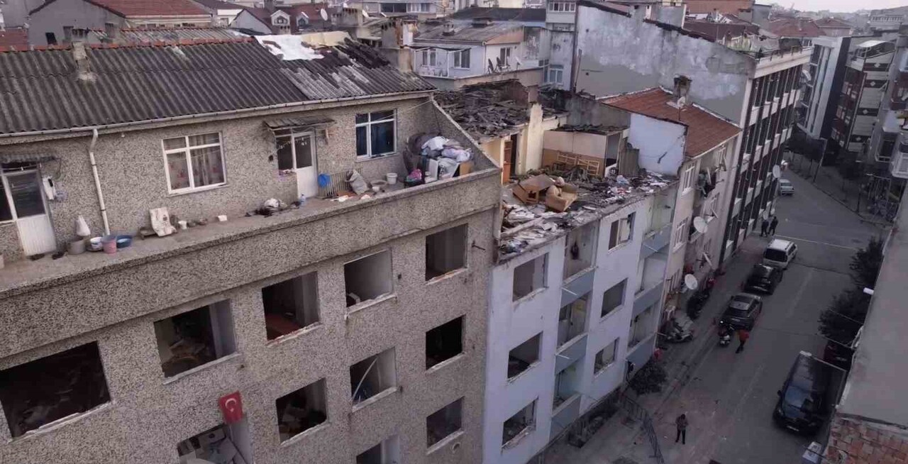 ZEYTİNBURNU'NDA ÇATISI ÇÖKEN BİNA HAVADAN GÖRÜNTÜLENDİ