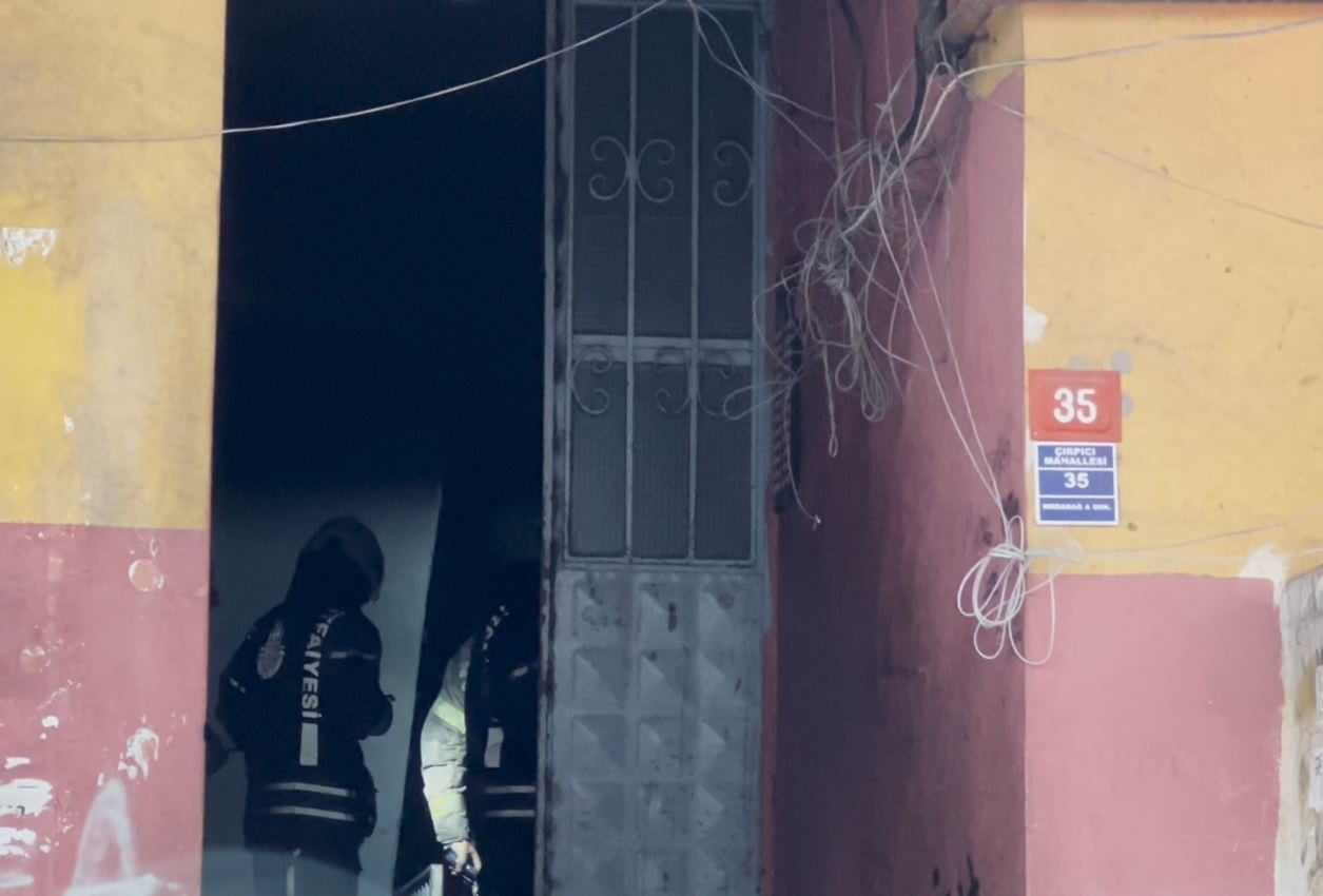 ZEYTİNBURNU’NDA ELEKTRİK PANOSUNDA KORKUTAN YANGIN: 4 KİŞİ HASTANEYE KALDIRILDI