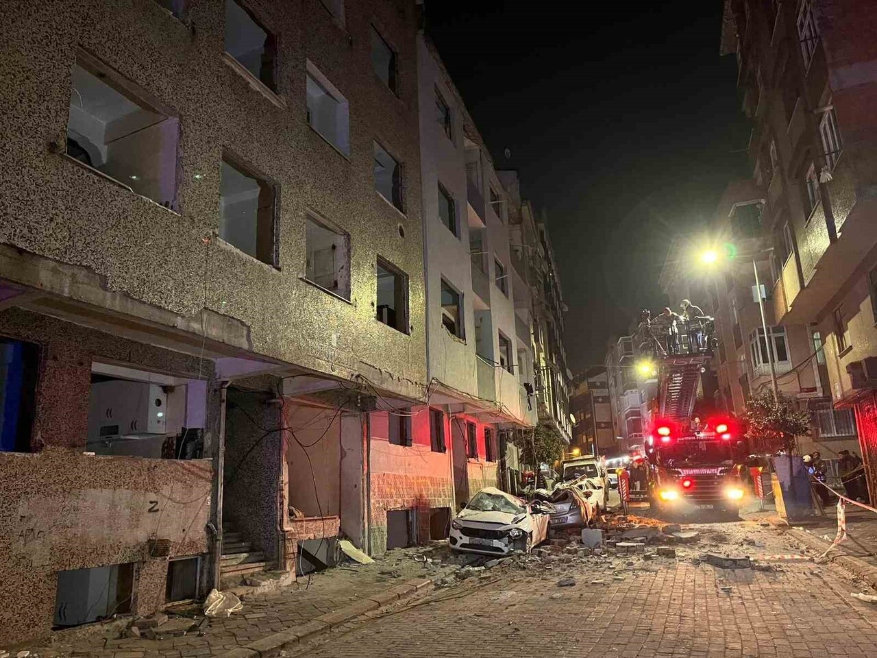 ZEYTİNBURNU’NDA KENTSEL DÖNÜŞÜM AŞAMASINDAKİ BİNANIN ÇATISINDAN KOPAN BETON PARÇALARI, PARK...