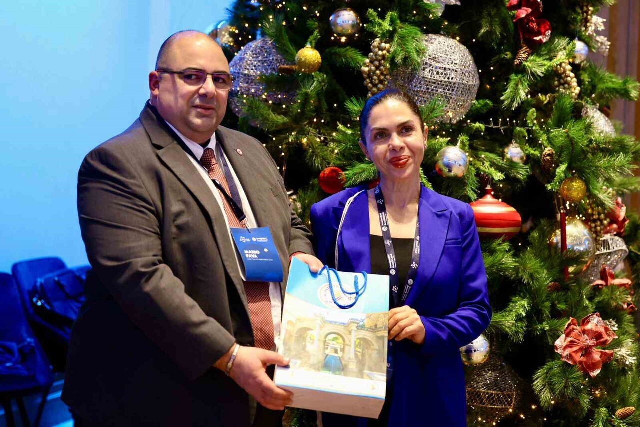 ZİRVEDE MURATPAŞA BELEDİYESİ'Nİ BELEDİYE BAŞKAN YARDIMCISI OYA KANSU TEMSİL ETTİ.