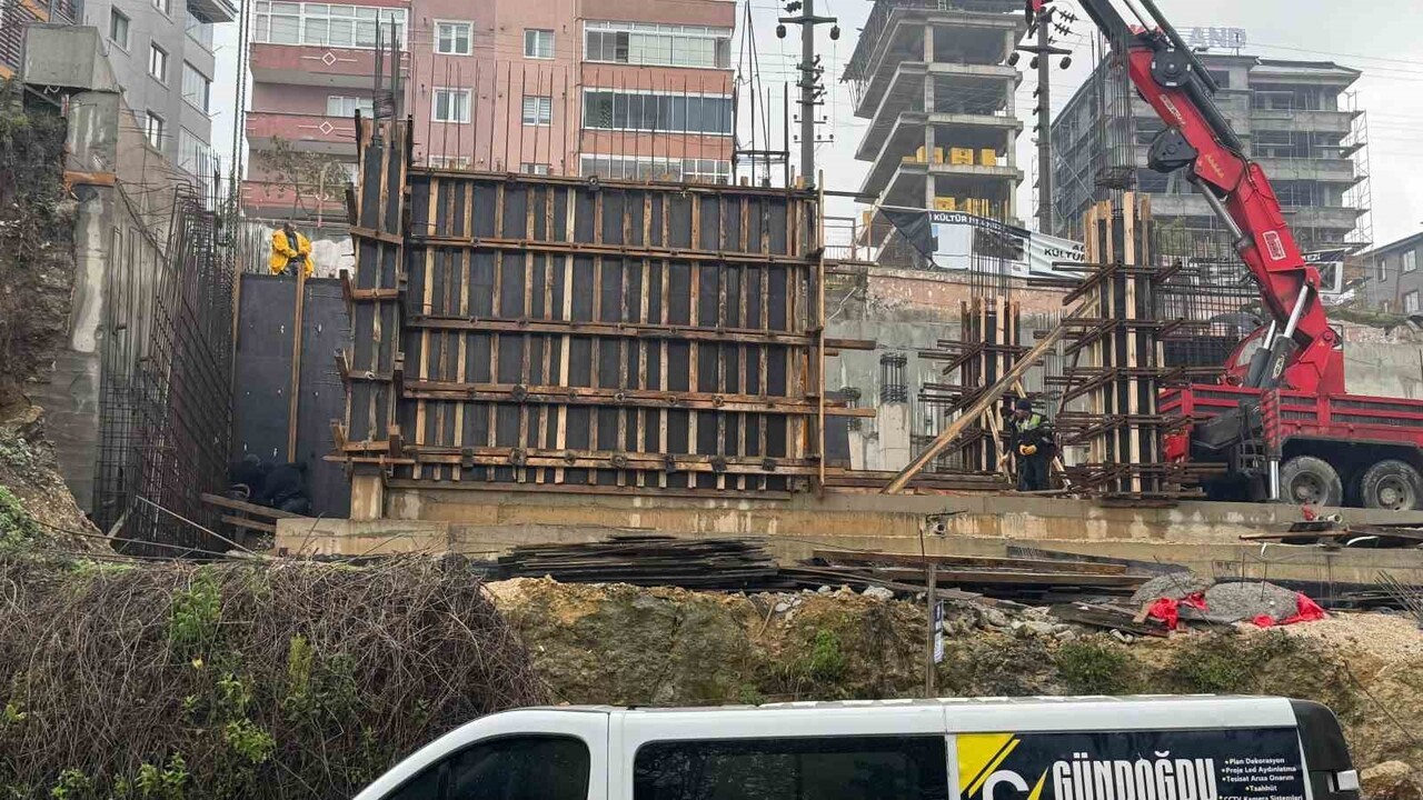 ZONGULDAK (İHA) - ZONGULDAK’IN ALAPLI İLÇESİNDE YAPIMI SÜREN KÜLTÜR MERKEZİ İNŞAATINDA, YOL...