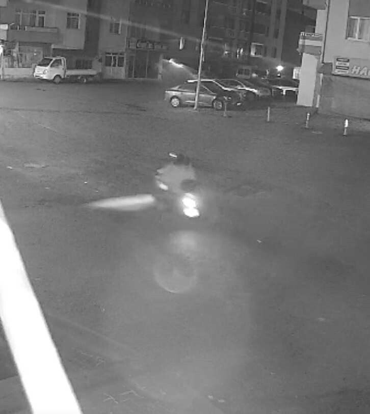 ZONGULDAK’IN EREĞLİ İLÇESİNDE BİR İŞ YERİNE MOTOSİKLETLE GELEN İKİ KİŞİNİN GERÇEKLEŞTİRDİĞİ...