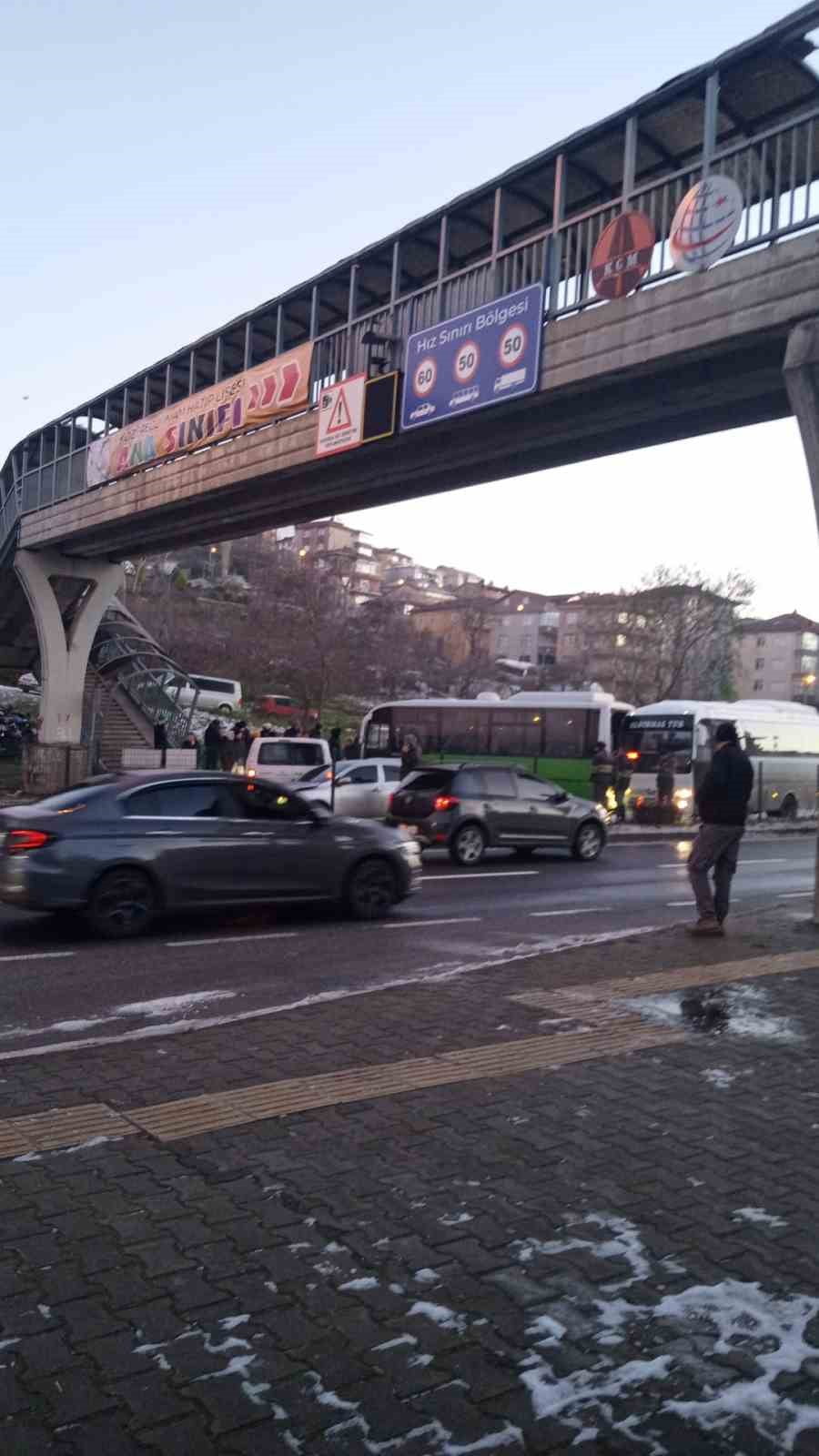 ZONGULDAK’IN EREĞLİ İLÇESİNDE KAR YAĞIŞININ ARDINDAN HAVANIN AYAZ OLMASI NEDENİYLE YOLDA OLUŞAN...
