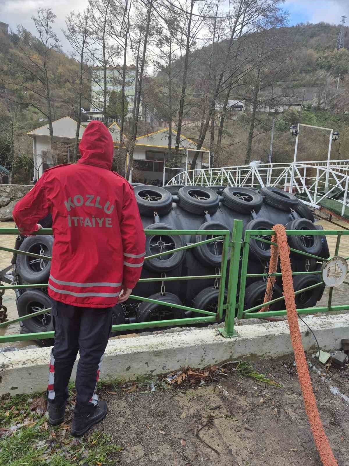 ZONGULDAK’TA FIRTINANIN ETKİSİYLE DENİZDEN SÜRÜKLENEREK DERE YATAĞINA GİREN VE YAYA KÖPRÜSÜNE...