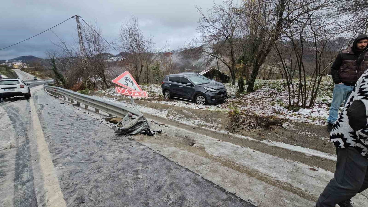 ZONGULDAK’TA KAR YAĞIŞININ ETKİLİ OLDUĞU YOLDA KONTROLDEN ÇIKAN OTOMOBİL, BARİYERLERE ÇARPIP TERS...