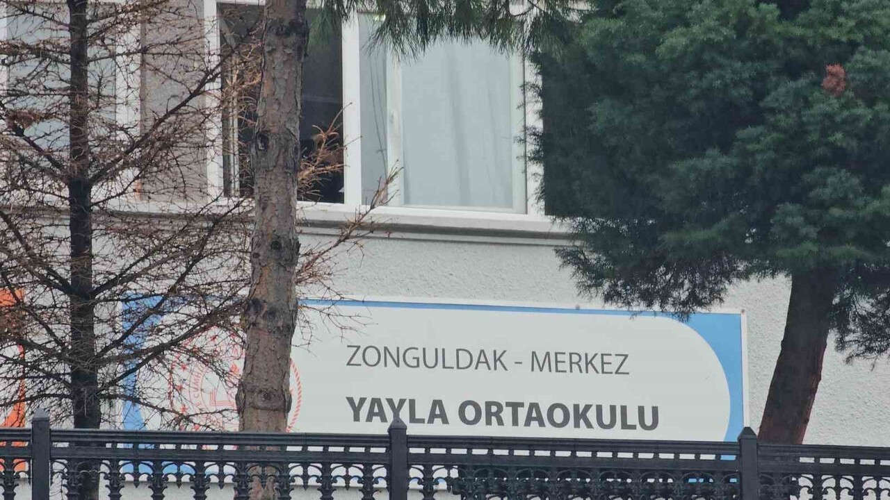 ZONGULDAK’TA YAYLA ORTAOKULU’NDA GÖREVLİ İNGİLİZCE ÖĞRETMENİ DERYA YÖNDER, İDDİAYA GÖRE MÜDÜR...