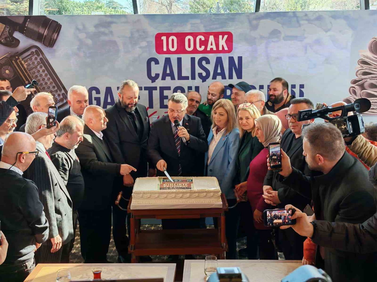 10 OCAK ÇALIŞAN GAZETECİLER GÜNÜ DOLAYISIYLA TRABZON’DA İKİ AYRI PROGRAM DÜZENLENDİ.