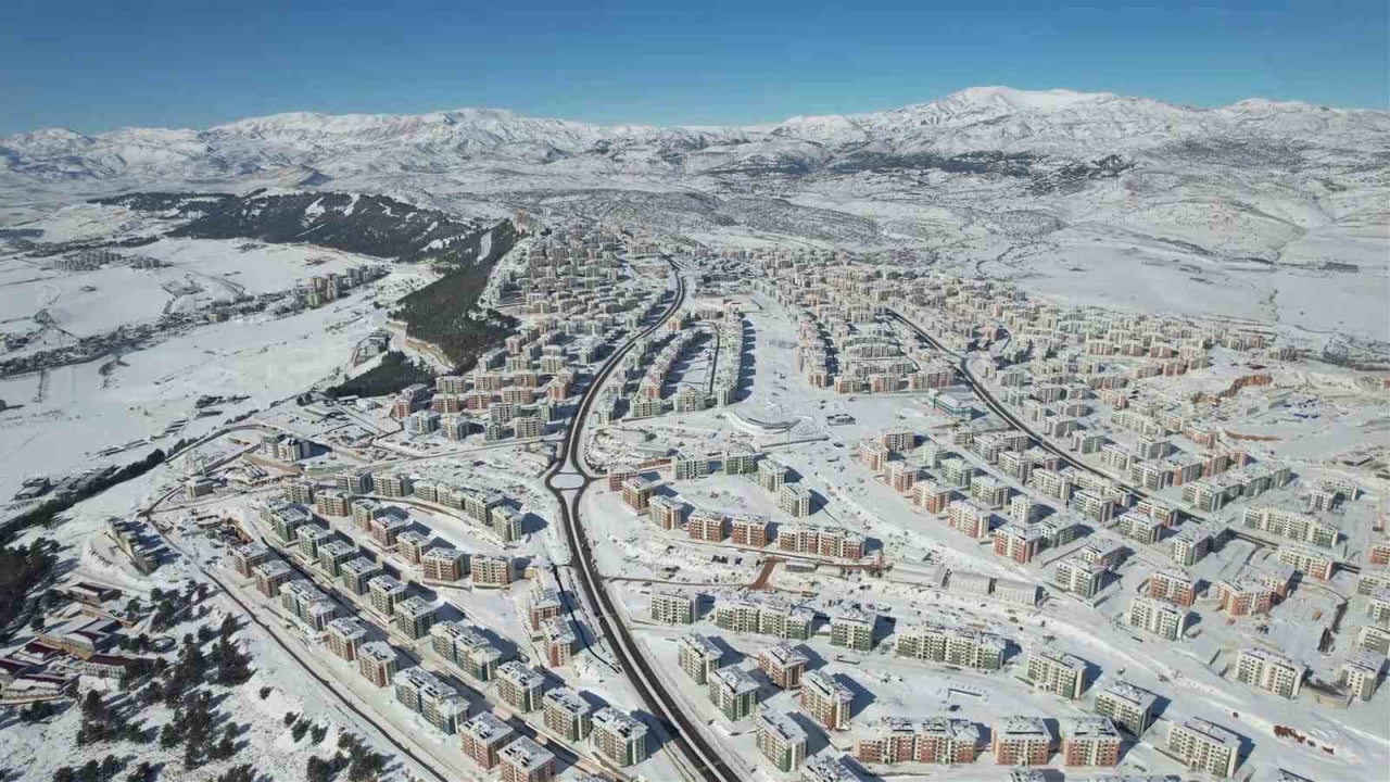 16 BİN 467 KONUTUN YAPILDIĞI ADIYAMAN İNDERE KAR YAĞIŞIYLA BEYAZA BÜRÜNDÜ. KAR ALTINDA BİR BAŞKA...