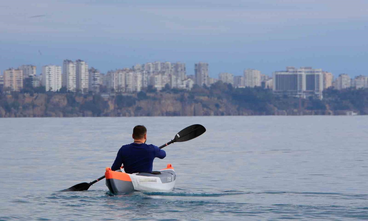 16 DERECE OLAN HAVA SICAKLIĞINI FIRSAT BİLEN ANTALYALILAR VE YABANCI TURİSTLER, YENİ YILIN İLK...