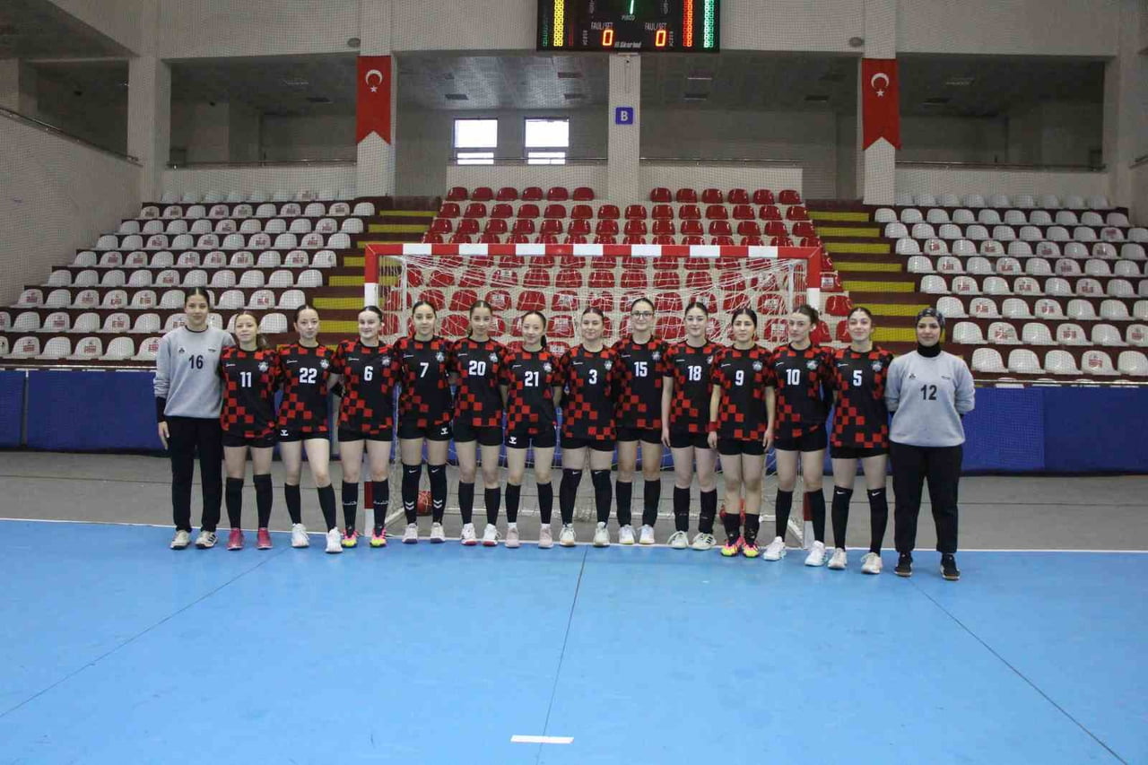 16 YAŞINDAKİ EDA, ELİF VE ESRA ÇAKMAK KARDEŞLER VE TAKIMLARI