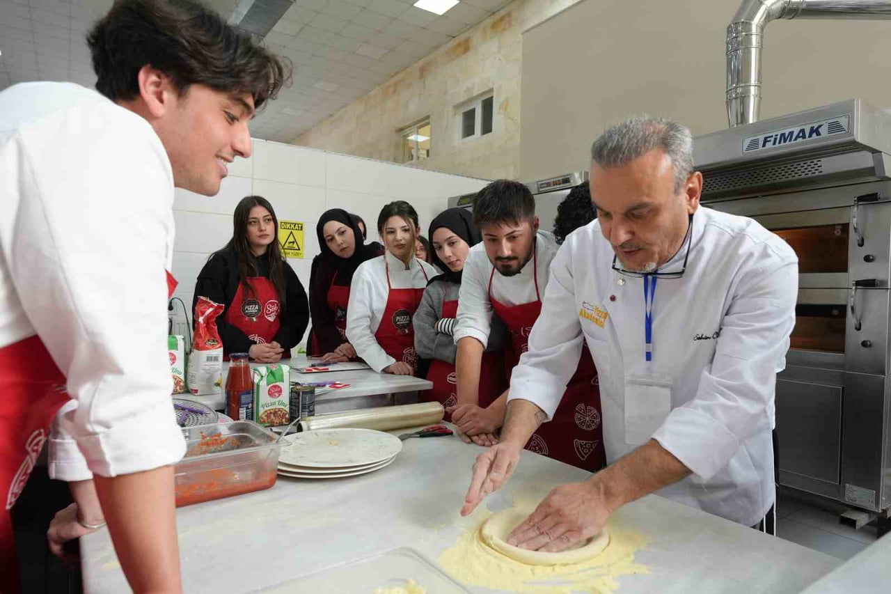 2016 ALMANYA PİZZA ŞAMPİYONU VE DİPLOMALI EĞİTMEN ŞAHİN ÇİFTÇİ, KAPADOKYA ÜNİVERSİTESİ (KÜN)...