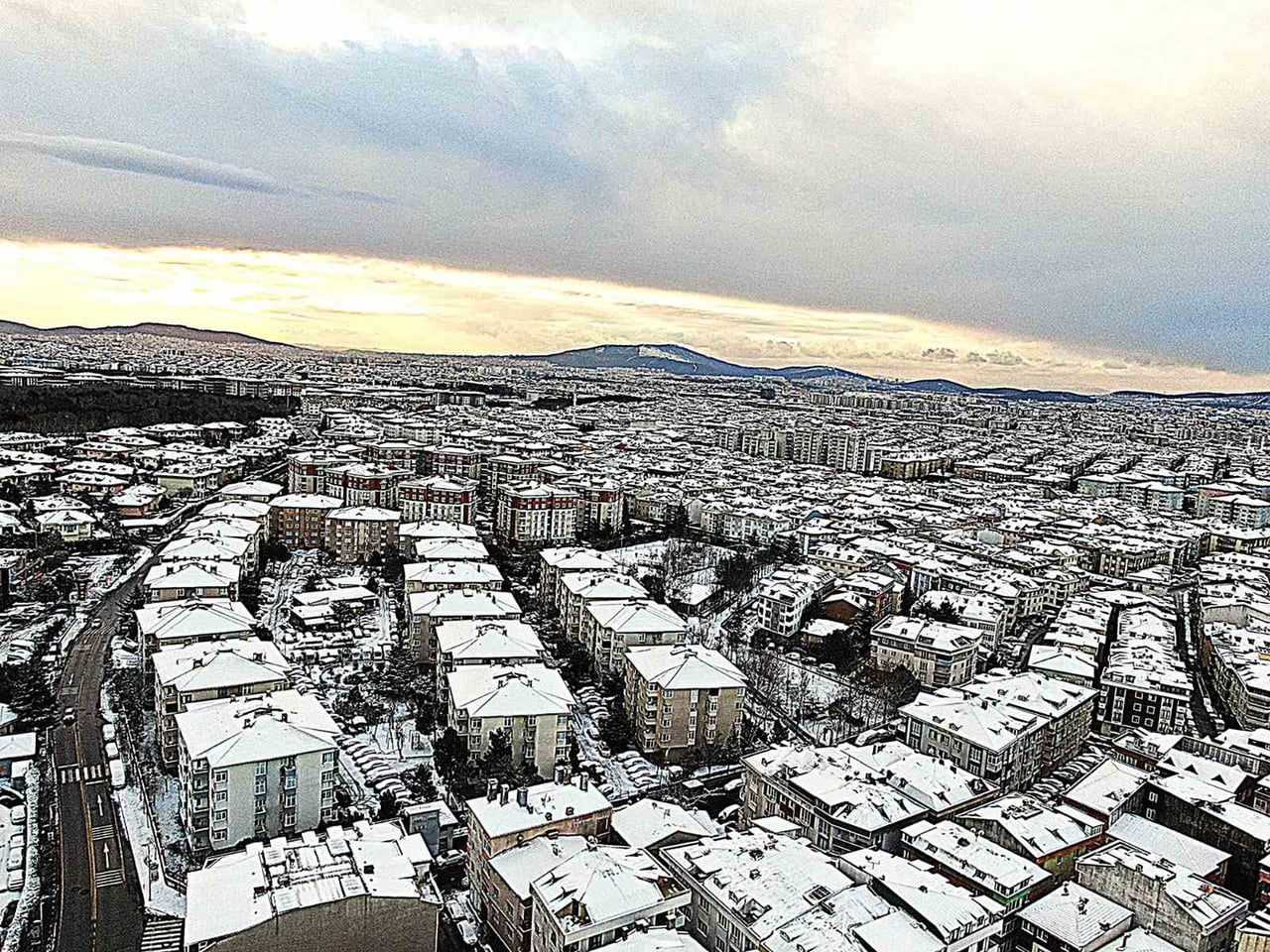 2026 YILININ İLK GÜNÜNDE İSTANBUL’DA ETKİLİ OLAN KAR YAĞIŞI, KENTİN YÜKSEK KESİMLERİNİ BEYAZA...