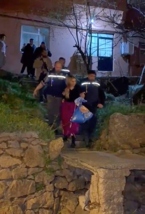 233 SUÇ KAYDI BULUNAN VE 216 YIL HAPİS CEZASIYLA ARANAN KADIN YAKALANDI