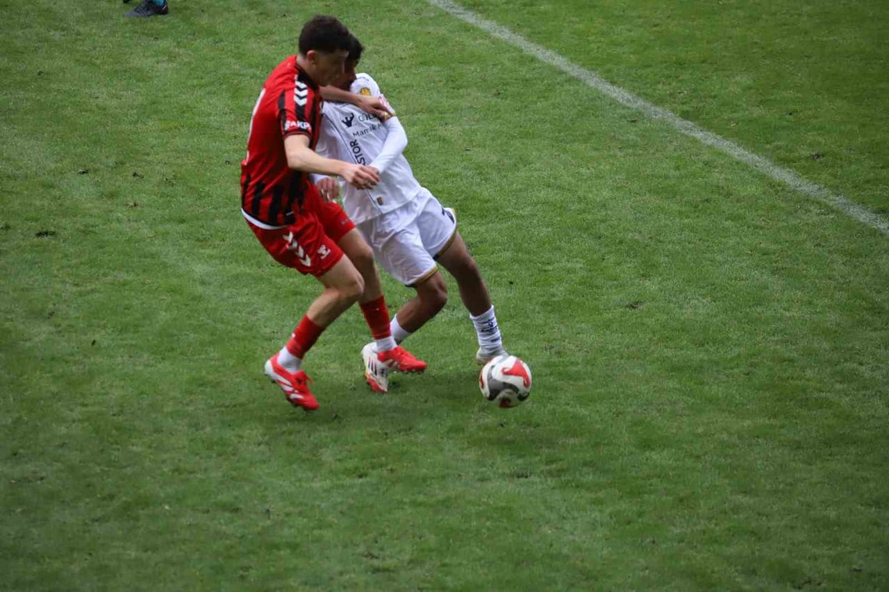 24ERZİNCANSPOR KENDİ EVİNDE ANKARAGÜCÜ’NE 2-0 YENİLDİ