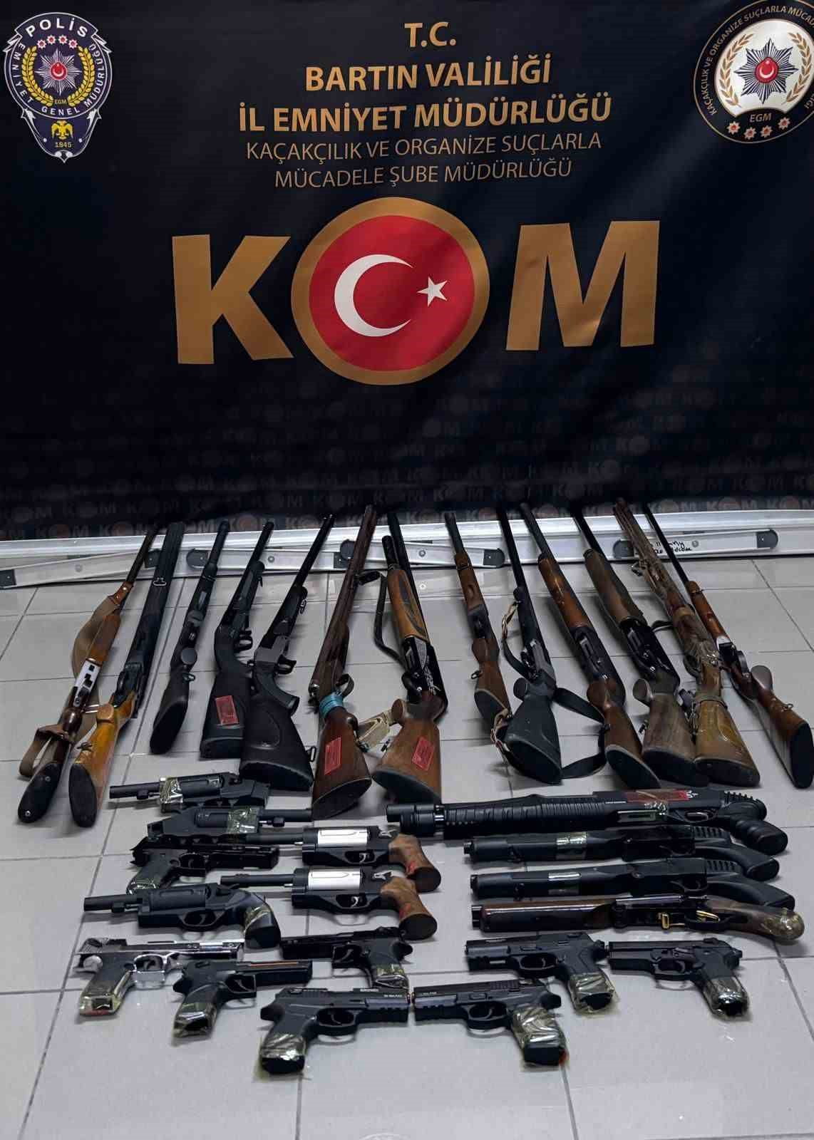 30 ADET ATEŞLİ SİLAHLA YAKALANDI