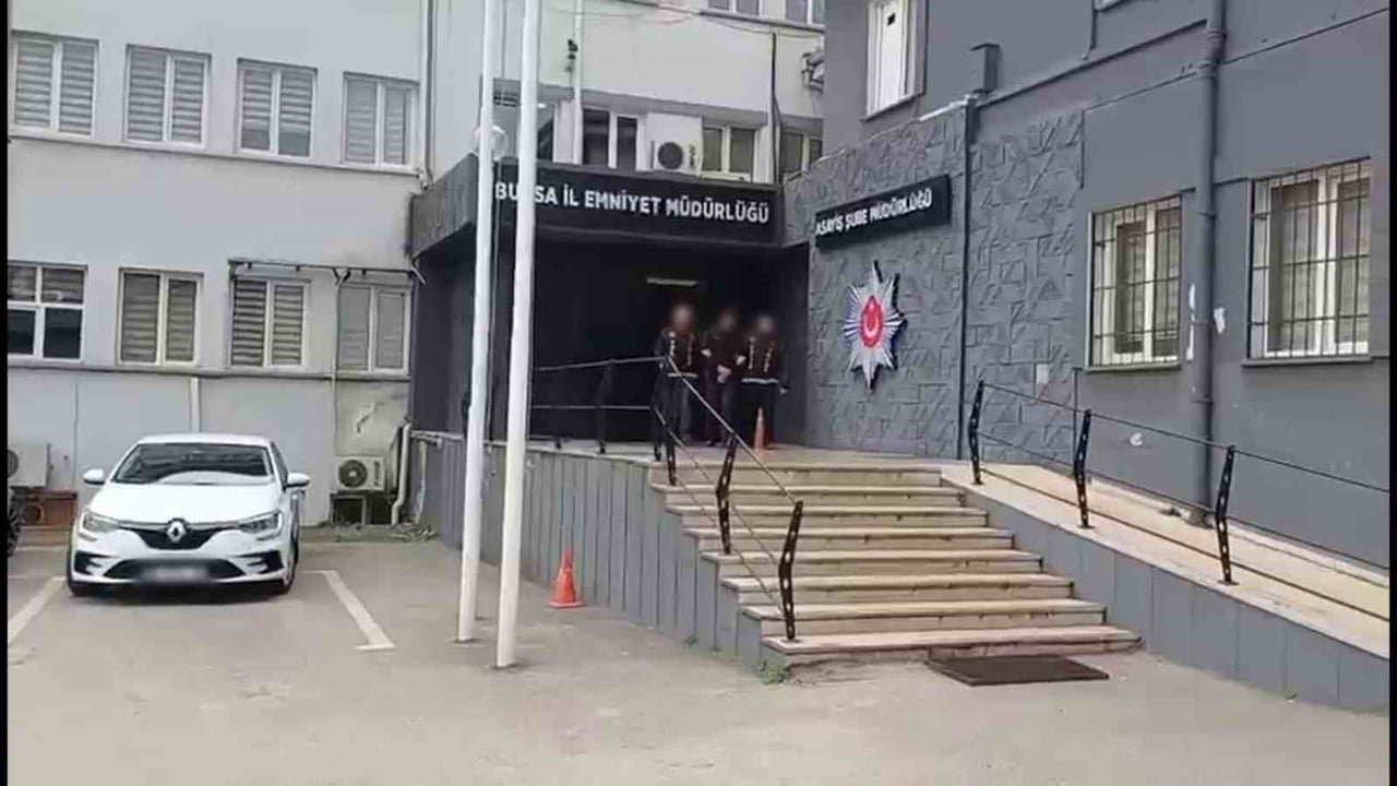 72 SAATLİK KAMERA İNCELENDİ, ARANAN ŞAHISLARA BASKIN YAPILDI : 3 KİŞİ YAKALANDI