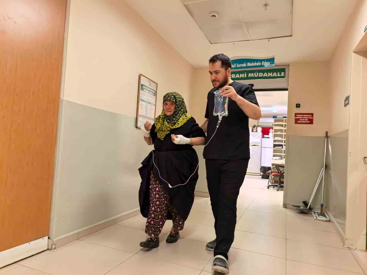 83 YAŞINDAKİ FATMA BEYHAN'IN ELLERİNDE VE YÜZÜNDE YANIKLAR OLUŞTU