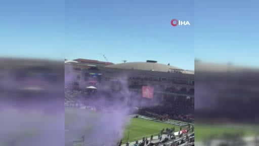 ABD'nin Teksas eyaletindeki bir Amerikan futbolu müsabakası öncesinde sahaya iniş yapmaya çalışan...