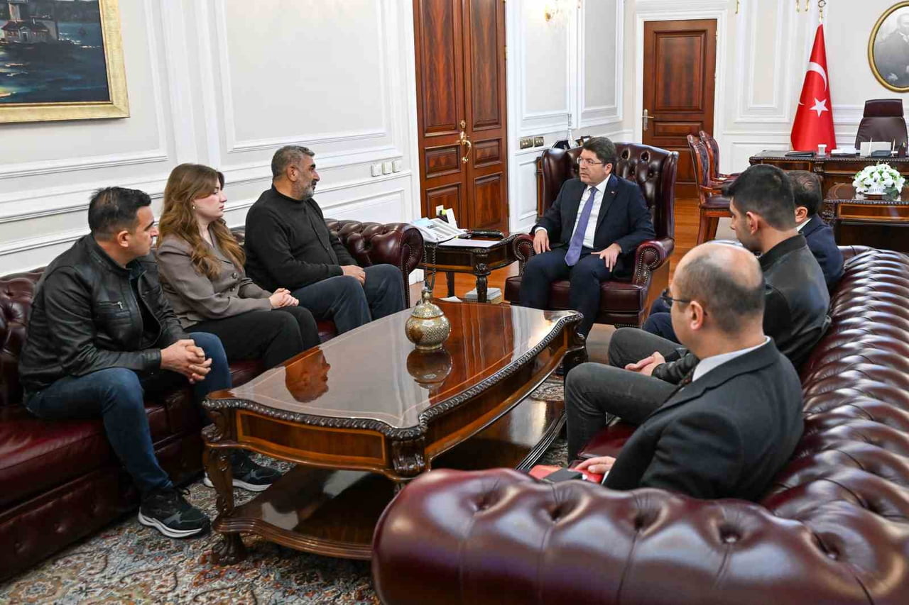ADALET BAKANI YILMAZ TUNÇ, VAN’DA HAYATINI KAYBEDEN ÜNİVERSİTE ÖĞRENCİSİ ROJİN KABAİŞ’İN BABASI...