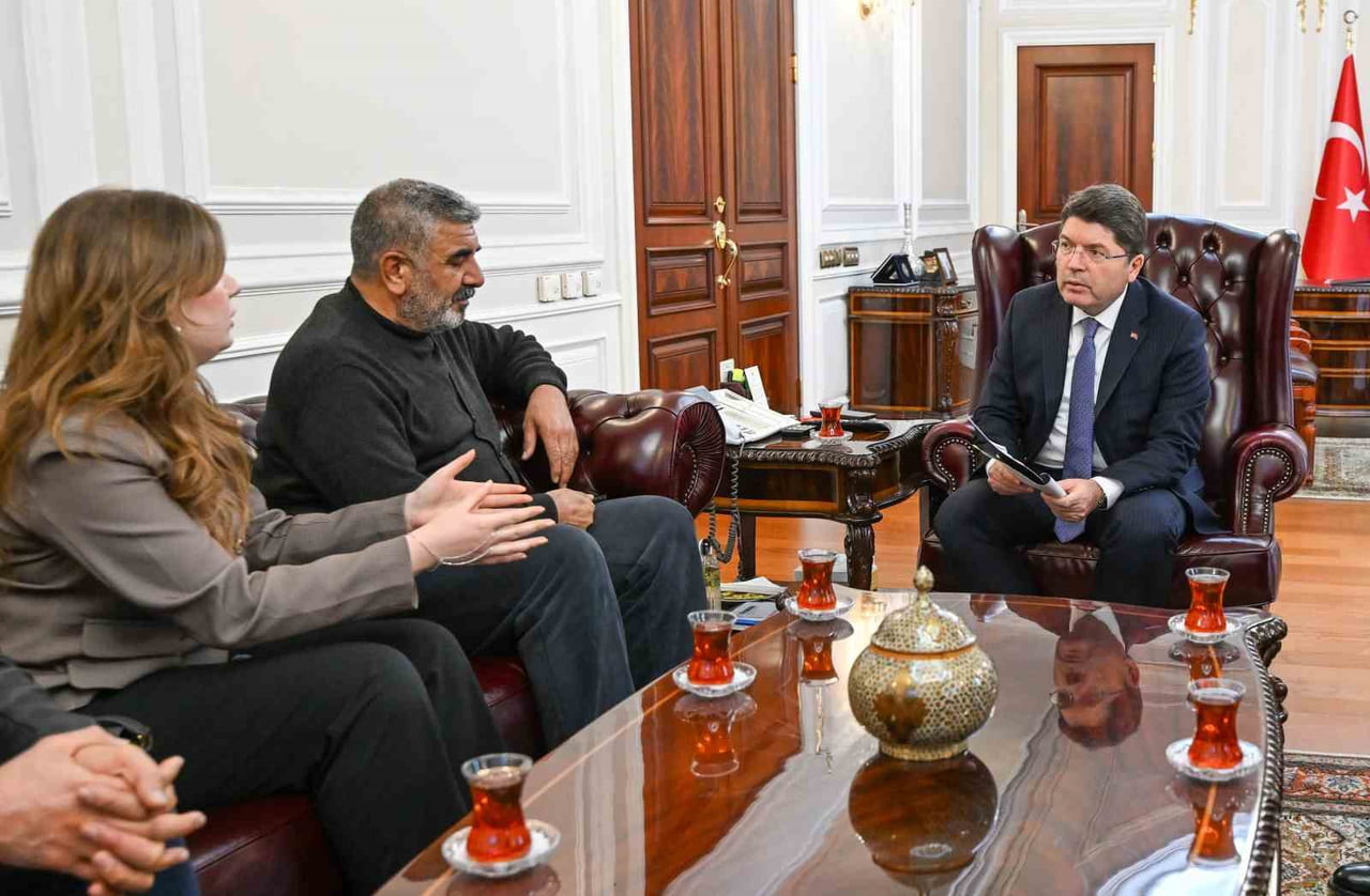 ADALET BAKANI YILMAZ TUNÇ, VAN’DA HAYATINI KAYBEDEN ÜNİVERSİTE ÖĞRENCİSİ ROJİN KABAİŞ’İN BABASI...